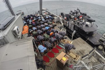 Tim SAR gabungan Sriwijaya Air SJ182 laksanakan salat Jumat di atas KRI Rigel