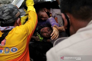 Evakuasi korban gempa bumi di Sulawesi Barat