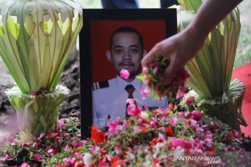 Pemakaman co-pilot NAM Air korban jatuhnya Sriwijaya Air SJ182