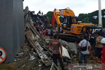 Dua orang selamat dari reruntuhan Kantor Gubernur Sulbar