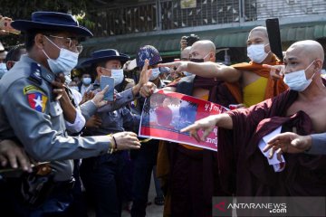 Kepolisian Myanmar bentrok dengan massa pendukung biksu radikal