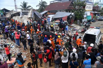 Evakuasi korban gempa di Mamuju