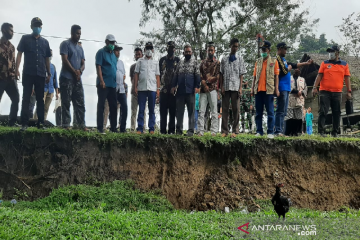 Anggota DPR minta Bupati relokasi warga dari lokasi pergeseran tanah