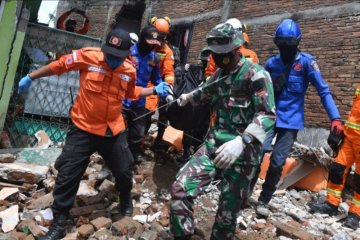 Evakuasi korban gempa Mamuju