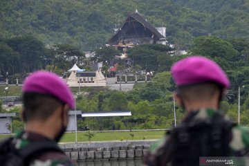 Personel TNI mulai bersihkan reruntuhan gedung akibat gempa