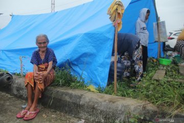 Hari ketiga di pengungsian korban gempa Mamuju