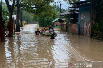 Banjir dan longsor memaksa 500 warga mengungsi di Kota Manado
