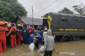 Kopaska dan Dislambair Koarmada II bantu penanganan banjir di Kalsel