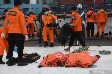 Basarnas temukan 14 kantong jasad dan serpihan SJ-182 di hari ke-9