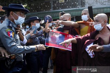 Biksu Myanmar turun ke jalan, serukan diakhirinya kekuasaan militer