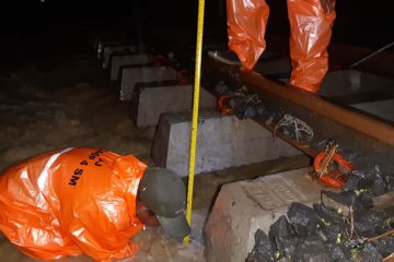 Rel terendam air, perjalanan KA rute Semarang - Solo dialihkan