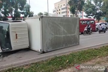 Mobil box rebah dijalan Batam