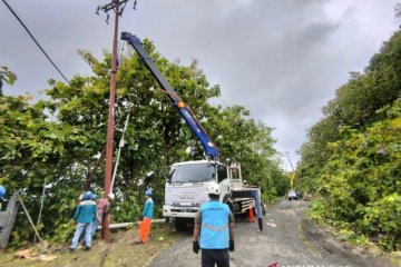 Akibat longsor, 46 gardu listrik PLN di Sulbar alami gangguan