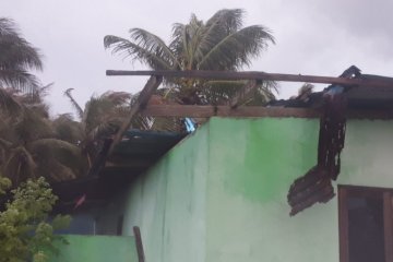 Belasan rumah warga di Rote Ndao rusak diterjang angin puting beliung