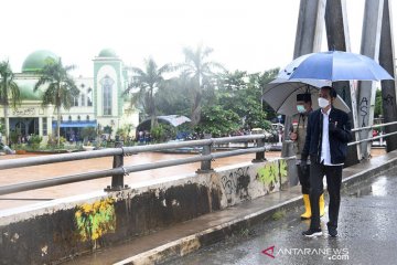 Presiden memantau dari atas jembatan di tengah banjir di Kalsel