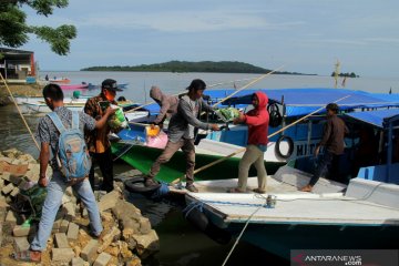 Penyaluran logistik korban gempa di pulau kecil Mamuju