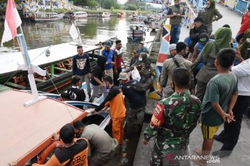 Puluhan wisatawan yang terjebak di Pulau Angso Duo dievakuasi Senin