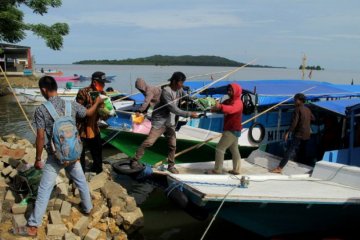 TNI AL distribusikan bantuan untuk warga Pulau Karampuang Sulbar