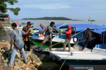 Penyaluran Logistik Korban Gempa Di Pulau Kecil Mamuju