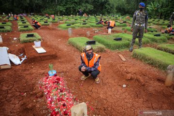 Satpol PP Tangsel sanksi pelanggar prokes berdoa di pemakaman