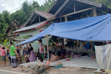 Warga korban gempa bertahan di pengungsian