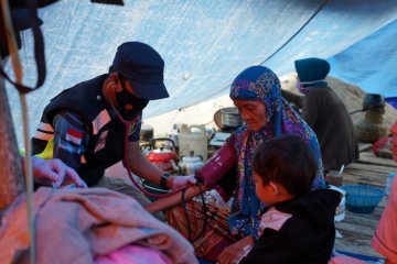 Pusdokkes Polri bagikan obat-obatan ke korban gempa di Mamuju