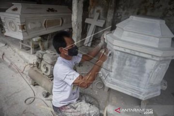 Permintaan Peti Jenazah Selama Pandemi COVID-19 Meningkat