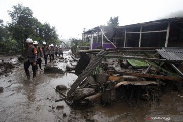 BPBD Bogor sudah evakuasi pengungsi dan bersihkan longsoran banjir