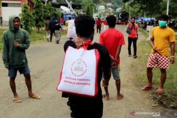 Pembagian sembako bantuan Presiden bagi korban gempa