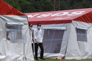 Presiden Jokowi kunjungi posko pengungsian Mamuju