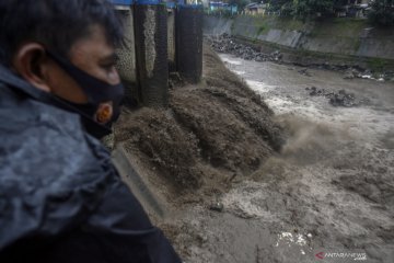 Sungai Ciliwung keruh dampak banjir bandang