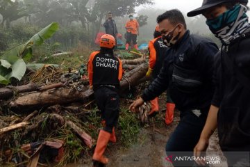 Tim Dompet Dhuafa bantu sterilisasi material longsor pascabanjir Bogor