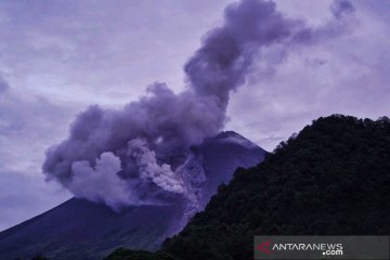 Gunung Merapi keluarkan tiga kali awan panas sejauh 700-1.200 meter