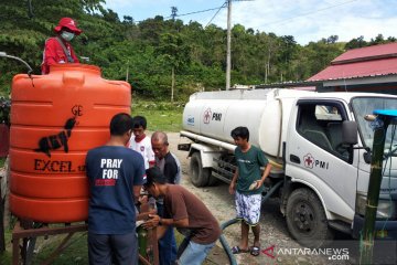 PMI Sulsel distribusi air bersih ke pengungsi korban gempa di Mamuju