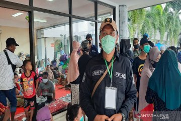 Bantuan mengalir di posko pengungsian banjir di Stadion Demang Lehman