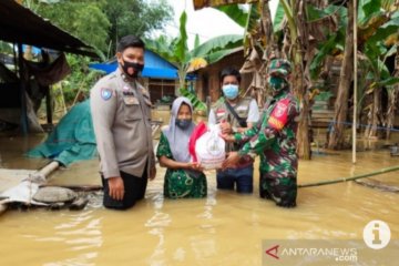 TNI-Polri di HST distribusikan seribu paket bantuan Presiden