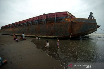 Lima kapal tongkang batubara terdampar