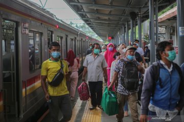 Hari pertama Februari, penumpang KRL naik 4 persen meski masih PPKM