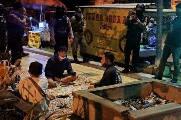 Satpol PP Surakarta tutup dua rumah makan selama PPKM