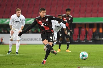 Penalti Lewandowski amankan kemenangan tipis Bayern di markas Augsburg