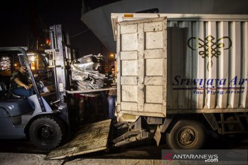 Tim SAR serahkan barang temuan kecelakaan Sriwijaya SJ182 ke KNKT