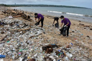 Pantai Kedonganan di Bali dipenuhi sampah kiriman