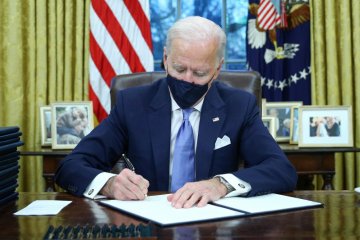 Biden tanda tangani 15 tindakan eksekutif terkait pandemi, iklim