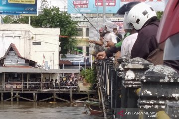 Warga ramai-ramai memancing ikan lepas akibat banjir di Banjarmasin