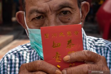 Pembagian angpau bagi warga lansia menjelang perayaan Imlek