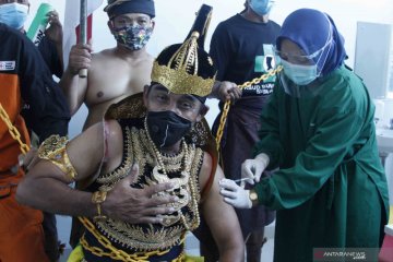 Seorang penerima vaksin gunakan kostum wayang sebagai bentuk dukungan