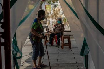 Pembagian angpao untuk manula