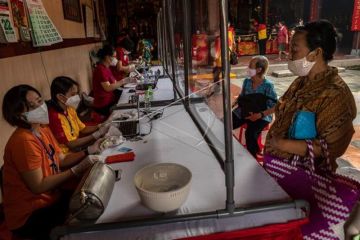 Pembagian angpao untuk manula