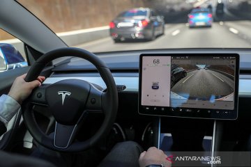 Teknologi otonom Tesla diragukan selesai akhir tahun ini
