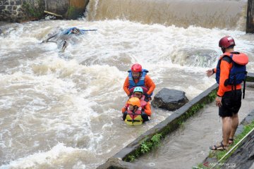 Simulasi penanggulangan korban banjir